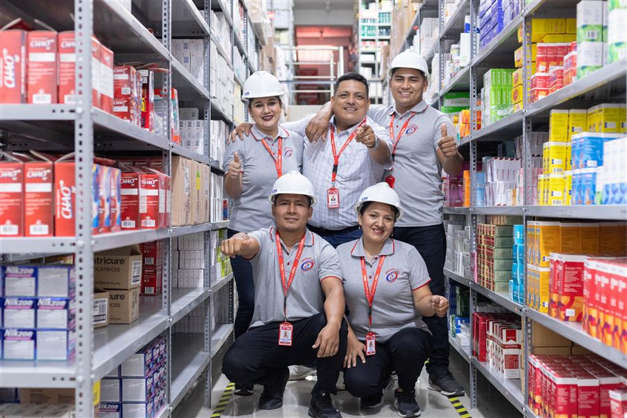 Equipo de Albis Perú en el almacén farmacéutico