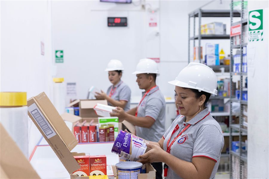 Equipo preparando pedidos de productos