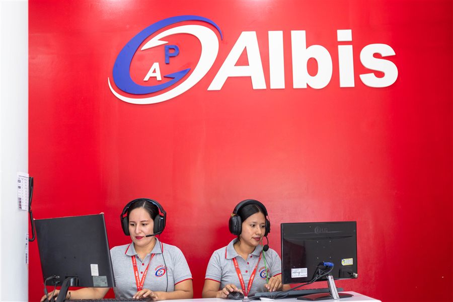 Equipo comercial de Albis Perú en sus estaciones de trabajo