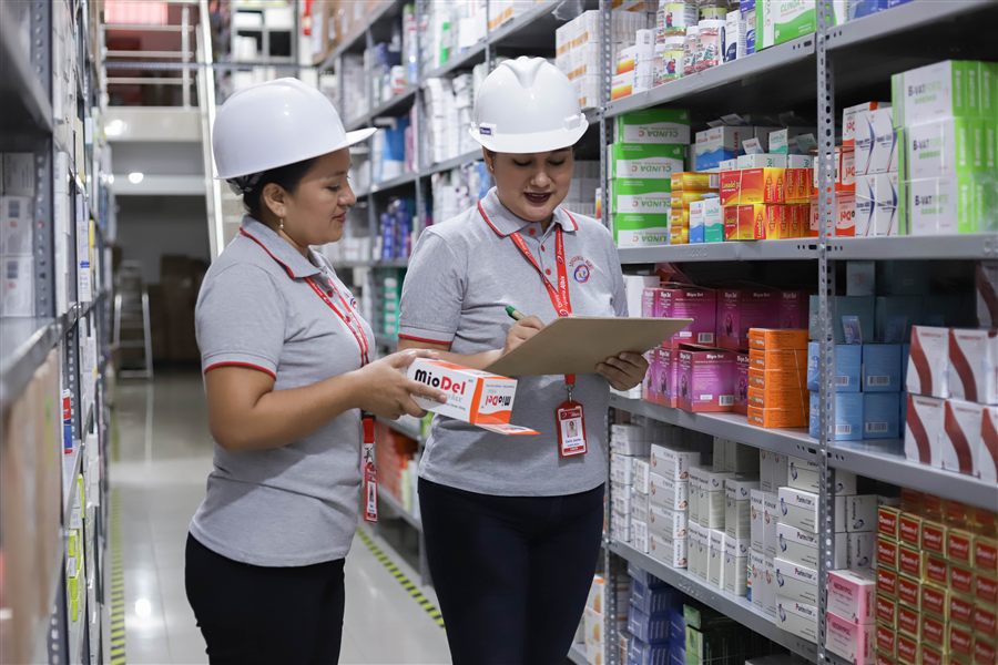 Colaboradoras verificando productos en el almacén